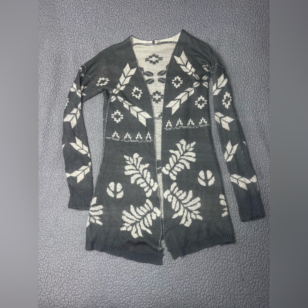 Girls Gray And White Snowflake Print Cardigan Size Medium